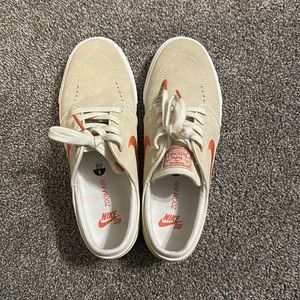 Beige nike skateboarding shoes